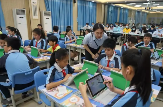 强化教育数字化基础设施建造统筹推进才智学校全覆盖工程