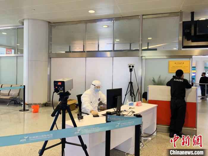 资料图:杭州萧山国际机场到达出口。 张斌 摄  浙江:所有入境人员均需集中隔离14天 费用自理